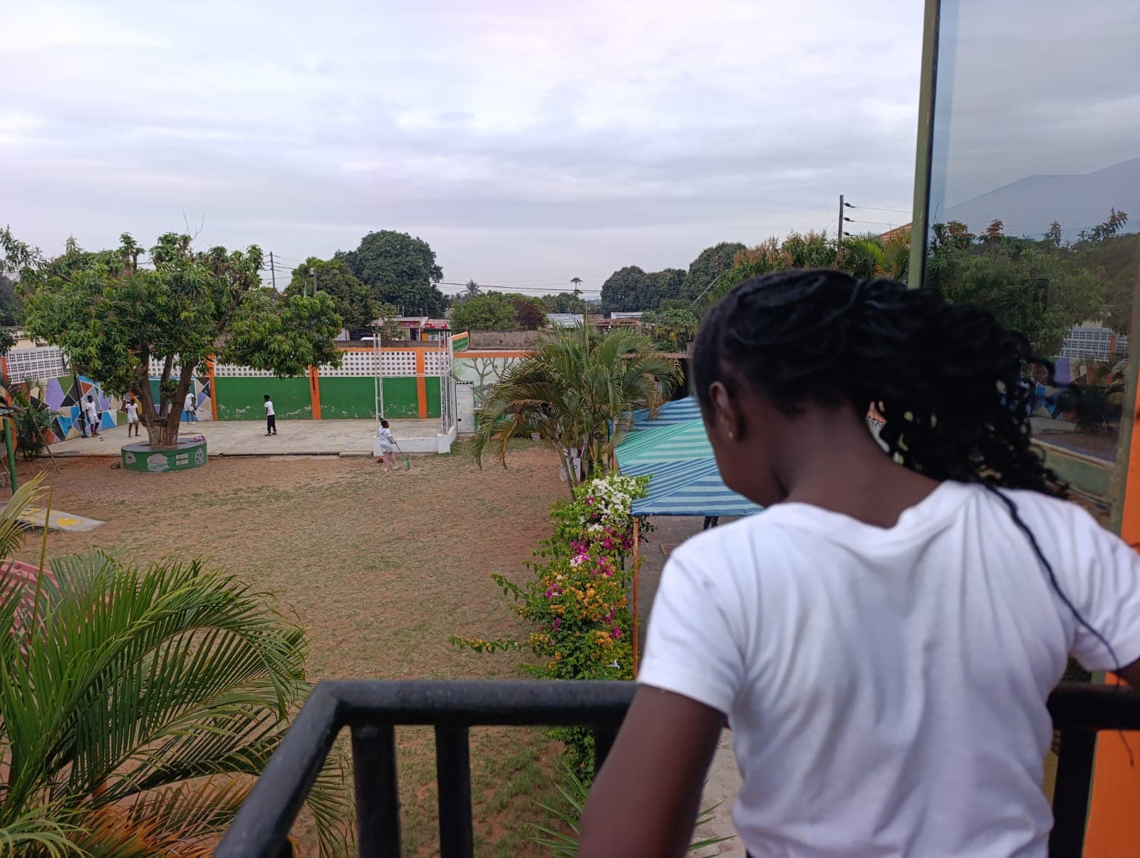 O nome da escola, bem visível na entrada do campus.
