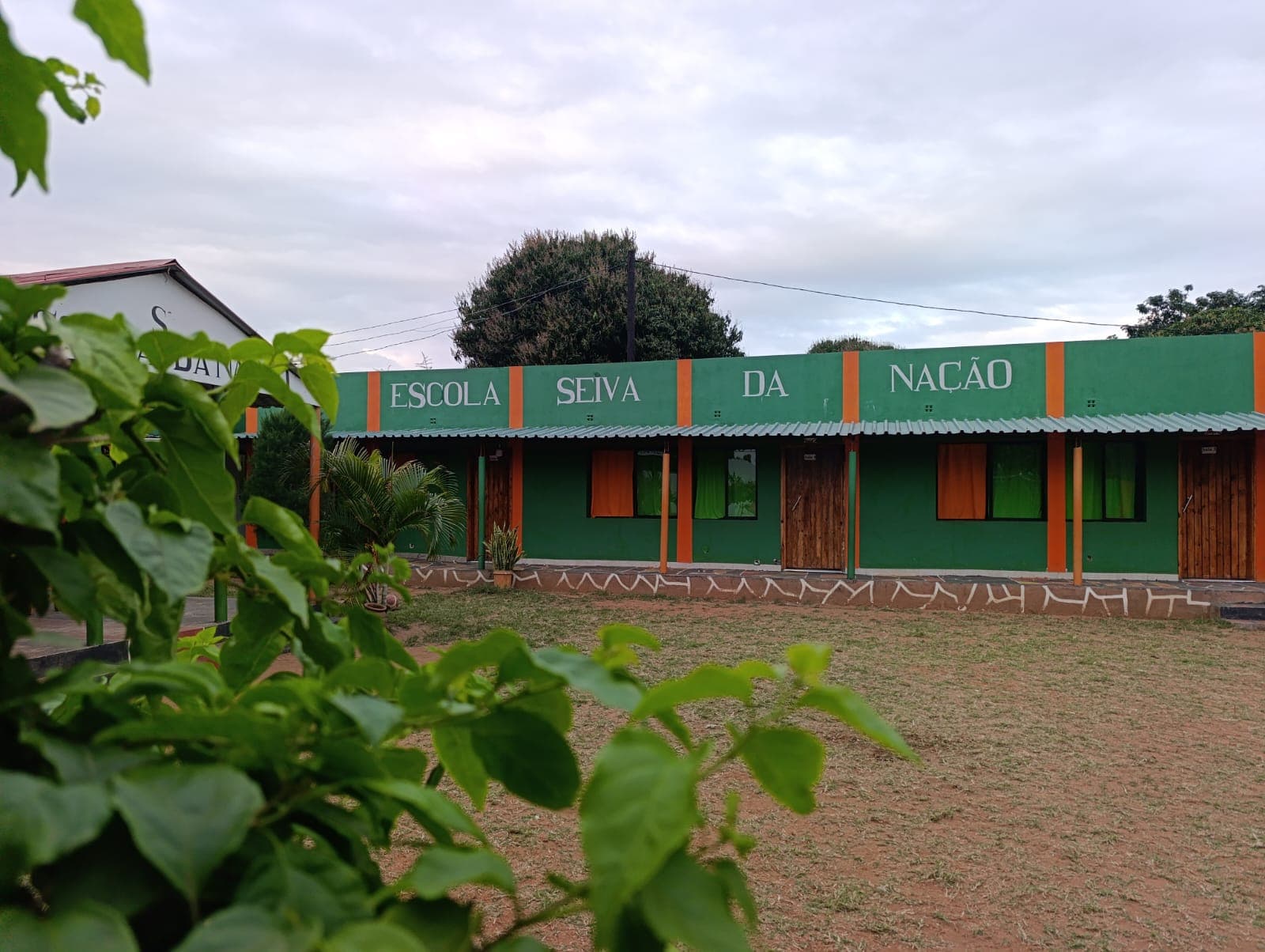 O campus da escola, com o recreio ao fundo.