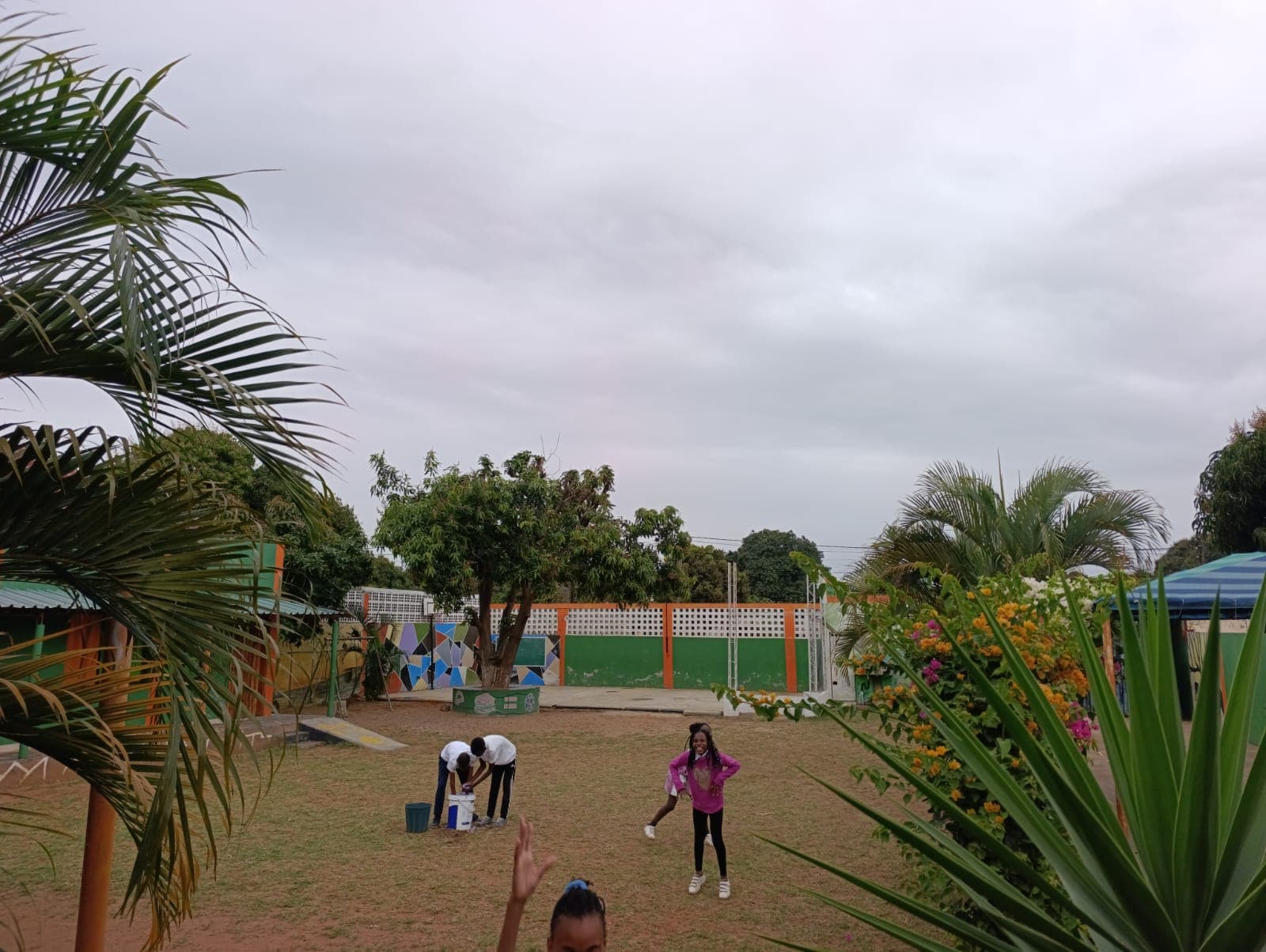 Um dia de céu nublado, com o campus a espelhar as cores da escola.