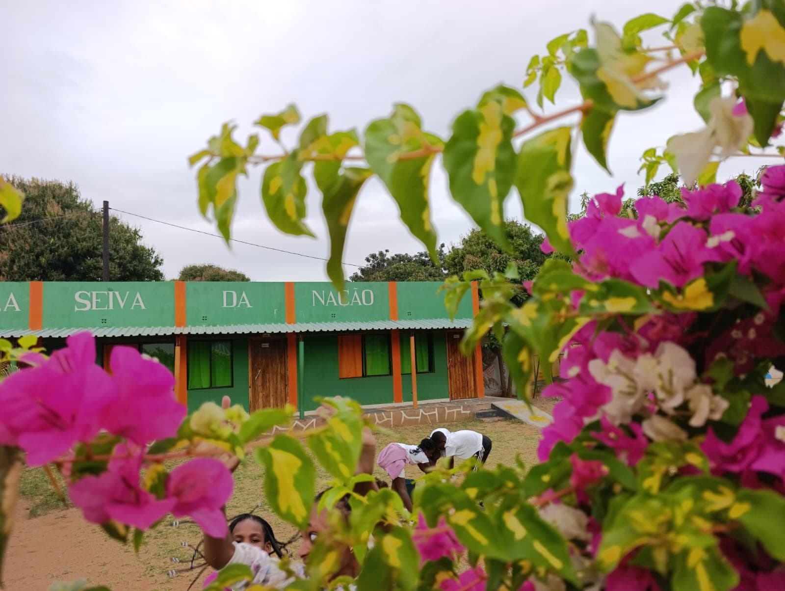 O espírito descontraído do recreio, entre risos e corridas.
