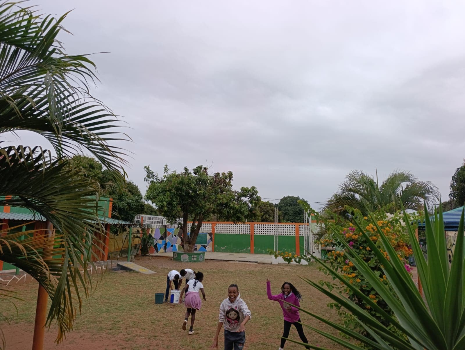 Um instante tranquilo no pátio da escola.