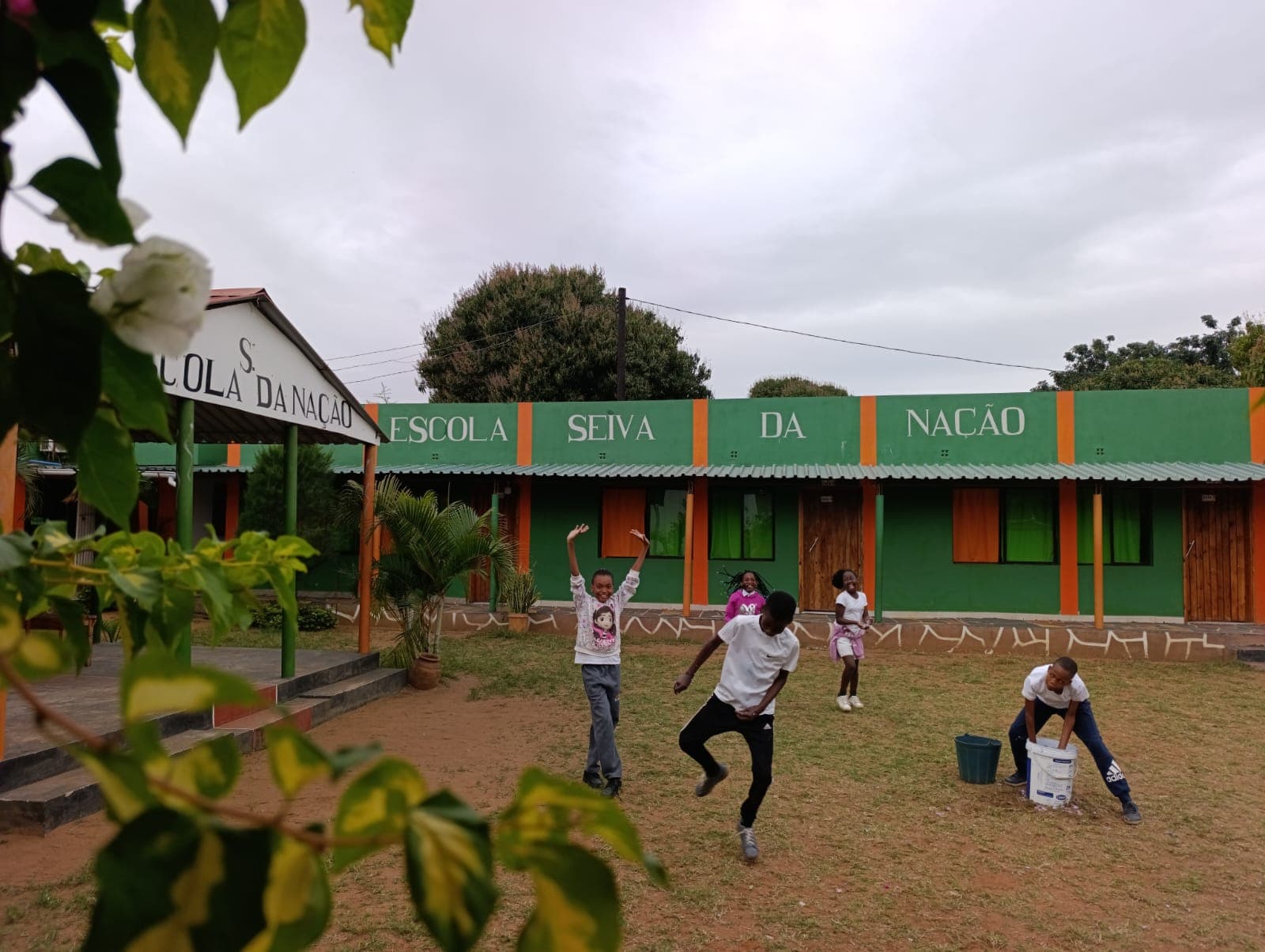 Alunos a atravessar o pátio central da escola.