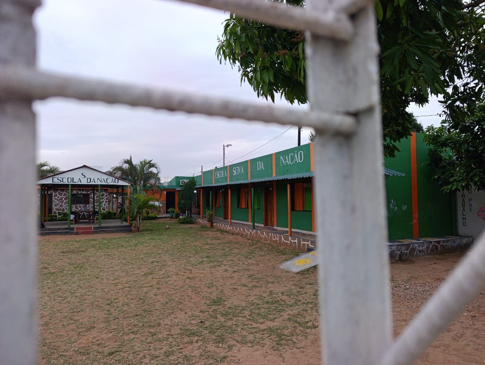 O espaço amplo onde as crianças brincam todos os dias.