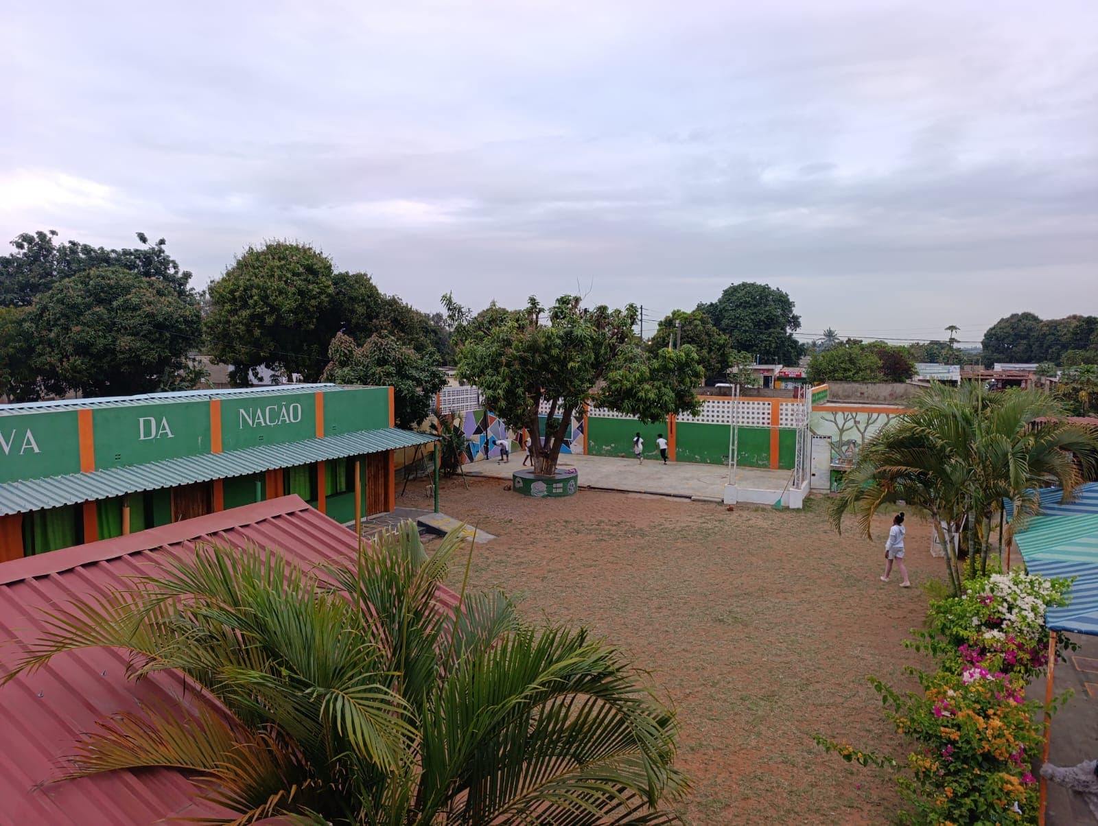 Uma vista do campus que mostra bem a dimensão da escola.