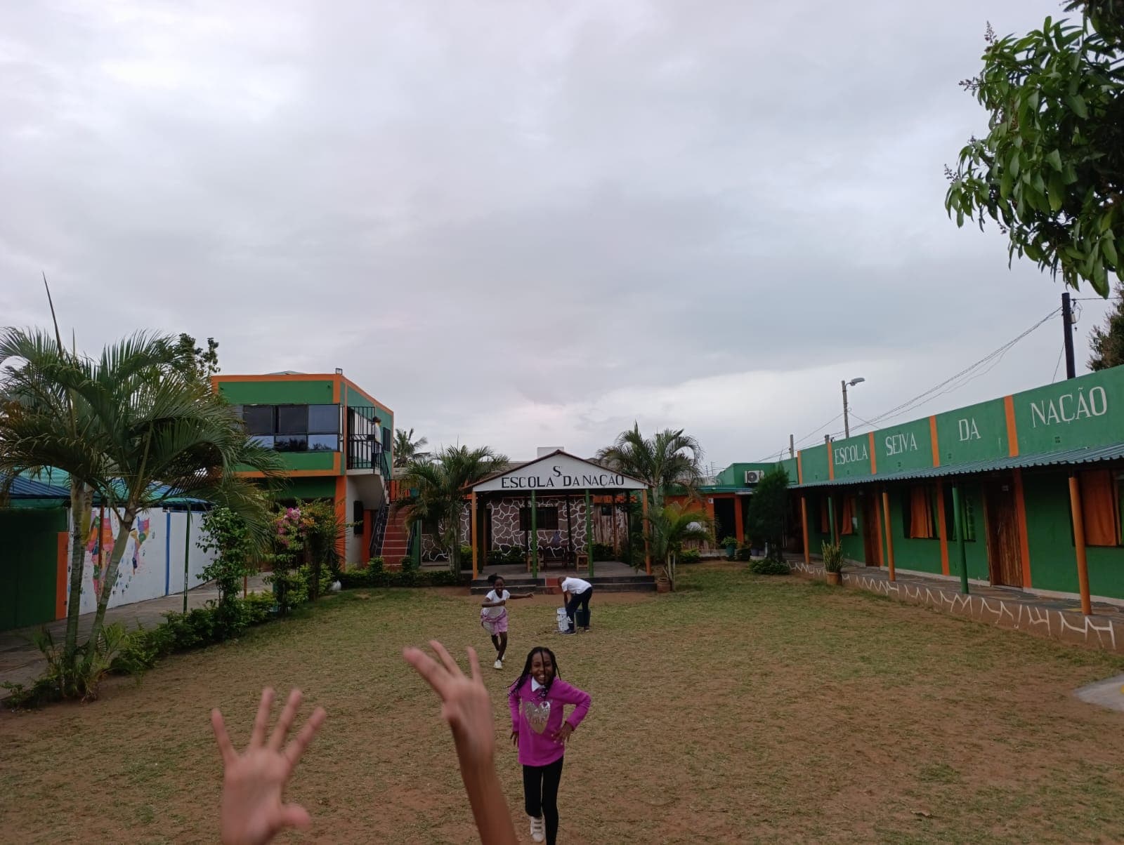 Crianças em movimento pelo campus da escola.