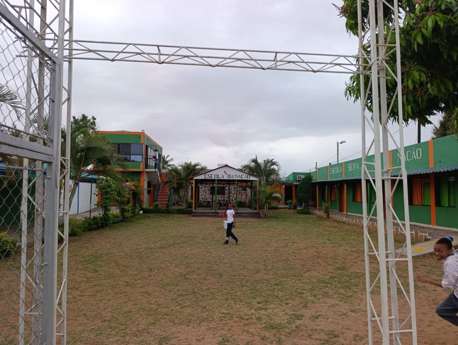 O portão de acesso ao campo desportivo.