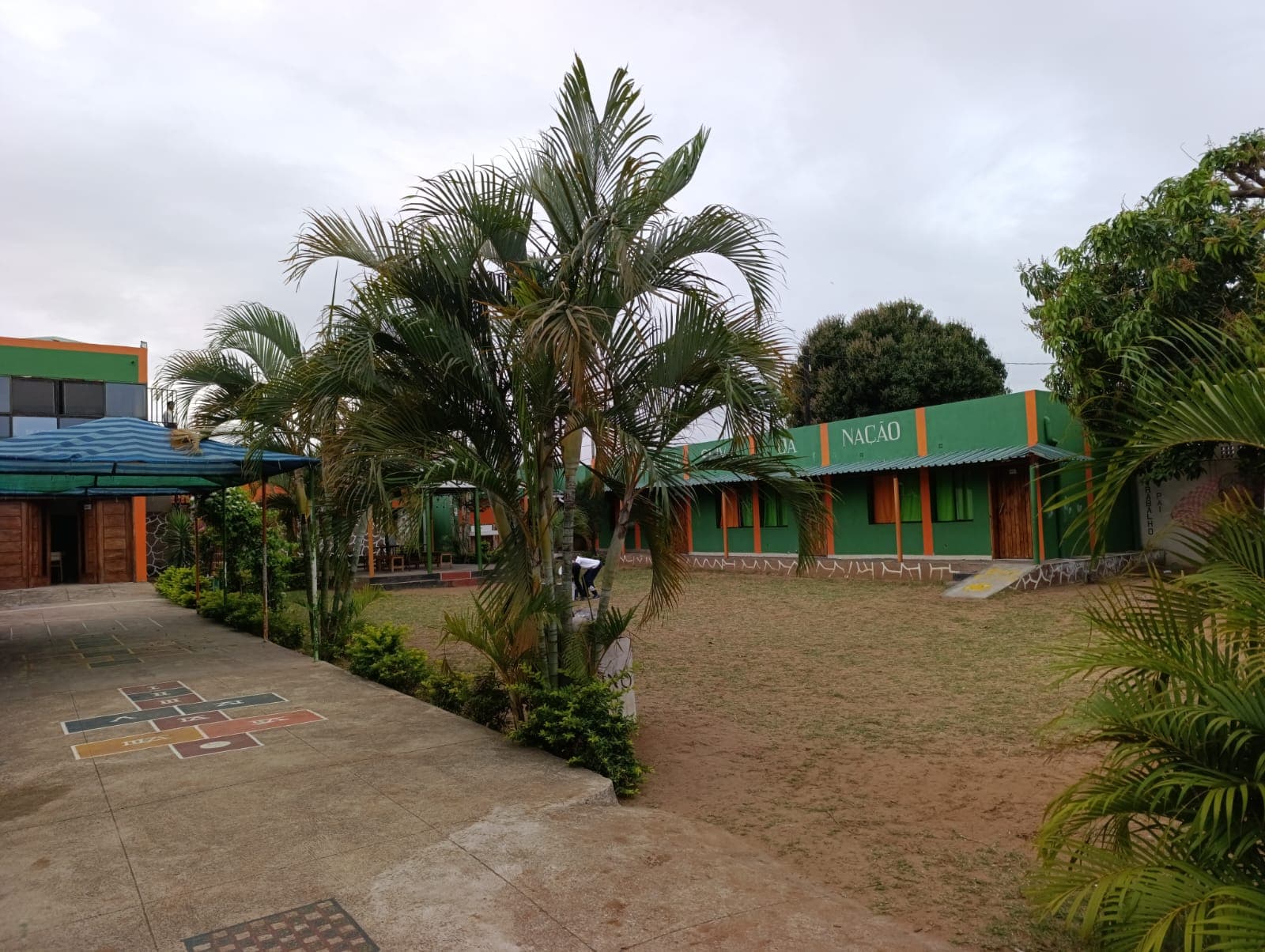Um instante espontâneo, com o campus como pano de fundo.
