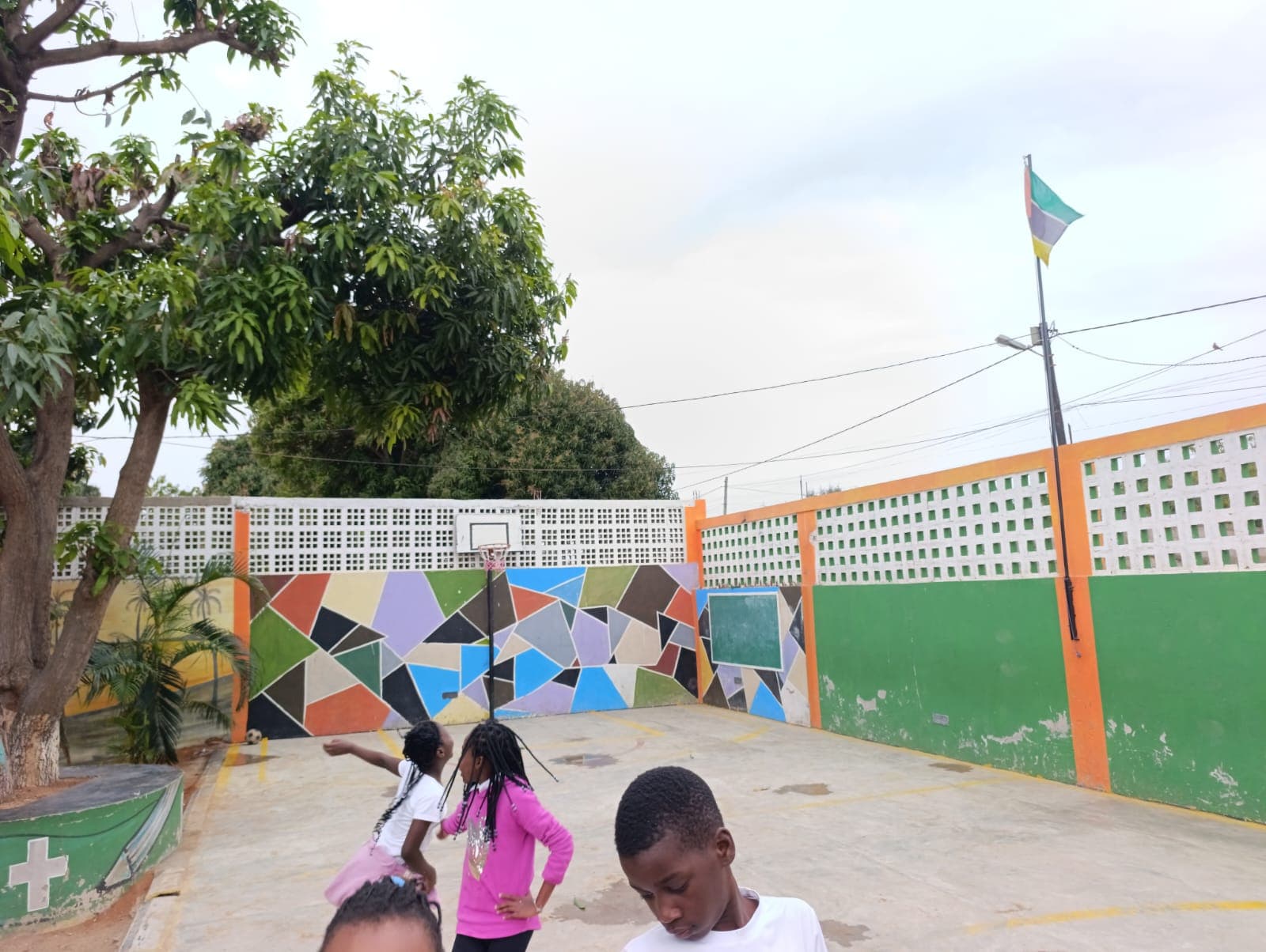 Mais um momento capturado no pátio da escola.